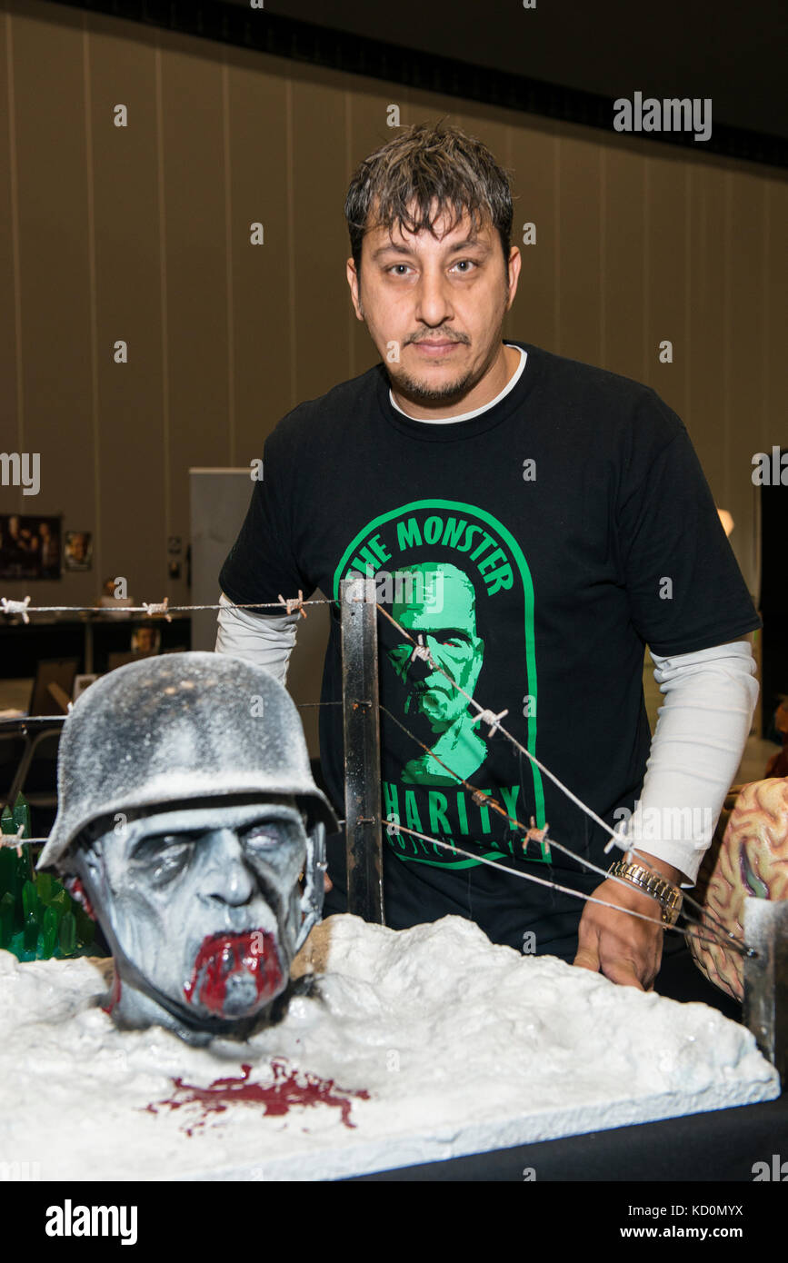 Liverpool, Angleterre ; 8ème. Octobre 2017 : Liverpool - Convention d'Horreur un monstrueux Cornucopia de costumes ; gâteaux ; bd et des bougies. Les fans d'horreur on Merseyside et des environs se sont rendus à la Convention (horreur) Horrorcon dans Liverpools Exhibition Centre ay Kings Dock. Crédit : Dave Ellison/Alamy Live News Banque D'Images