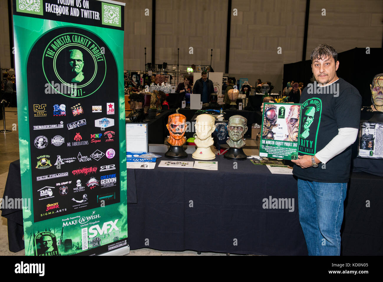 Liverpool, Angleterre ; 8ème. Octobre 2017 : Liverpool - Convention d'Horreur un monstrueux Cornucopia de costumes ; gâteaux ; bd et des bougies. Les fans d'horreur on Merseyside et des environs se sont rendus à la Convention (horreur) Horrorcon dans Liverpools Exhibition Centre ay Kings Dock. Crédit : Dave Ellison/Alamy Live News Banque D'Images