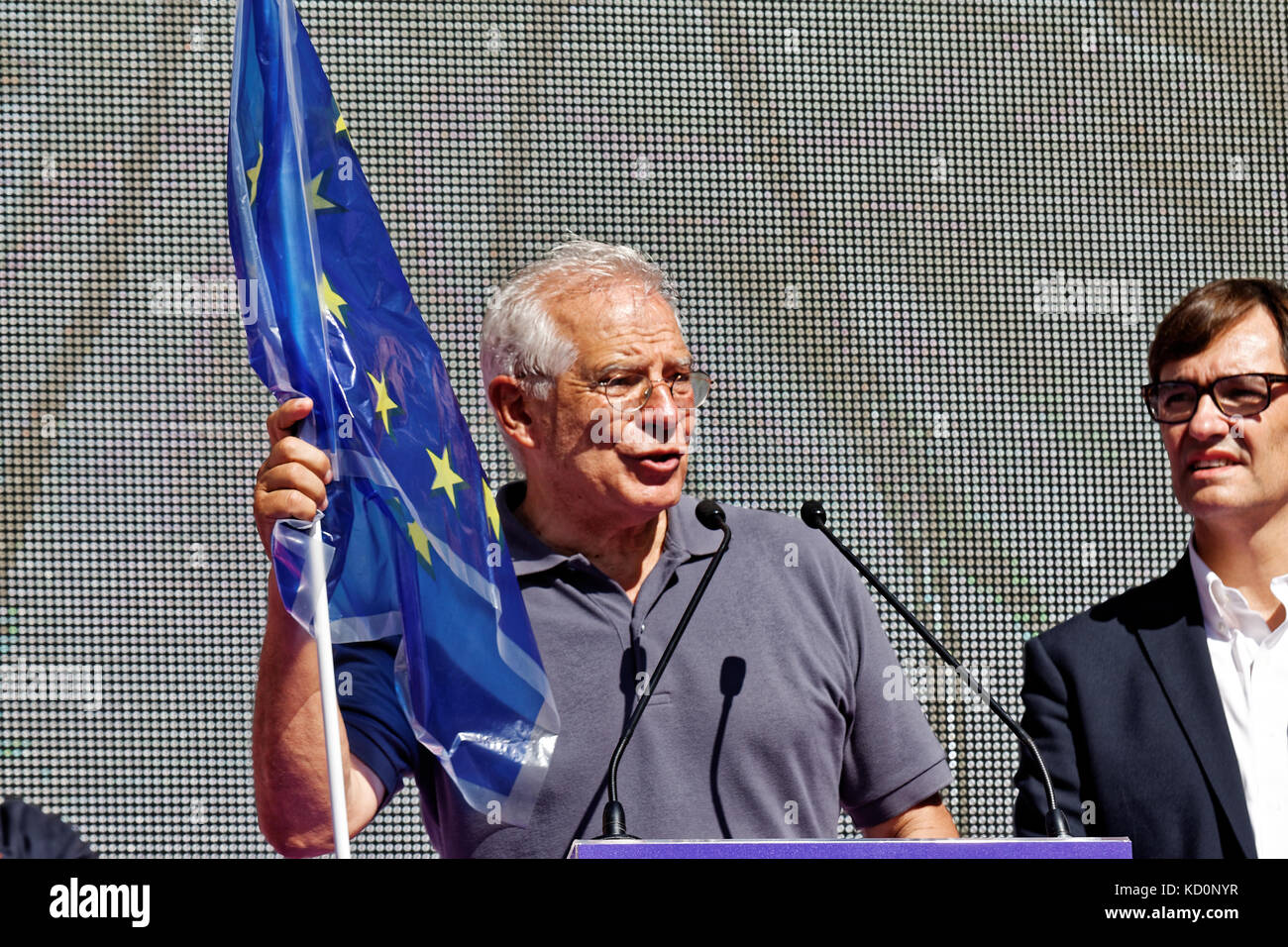 Barcelone, Catalogne, Espagne. Le 08 octobre 2017. Ancien président du Parlement européen et Ministre des Travaux publics et de l'environnement de l'Espagne, Josep Borell, tenant un discours contre l'indépendance de la Catalogne pendant l'événement. Des personnalités VIP, comme Josep Borell et Mario Vargas Llosa, Xavier Garcia Albiol, Ines Arrimadas et Albert Rivera à la loi principale de la loi anti-manifestation indépendantiste à Barcelone. Karl Burkhof/Alamy Live News Banque D'Images