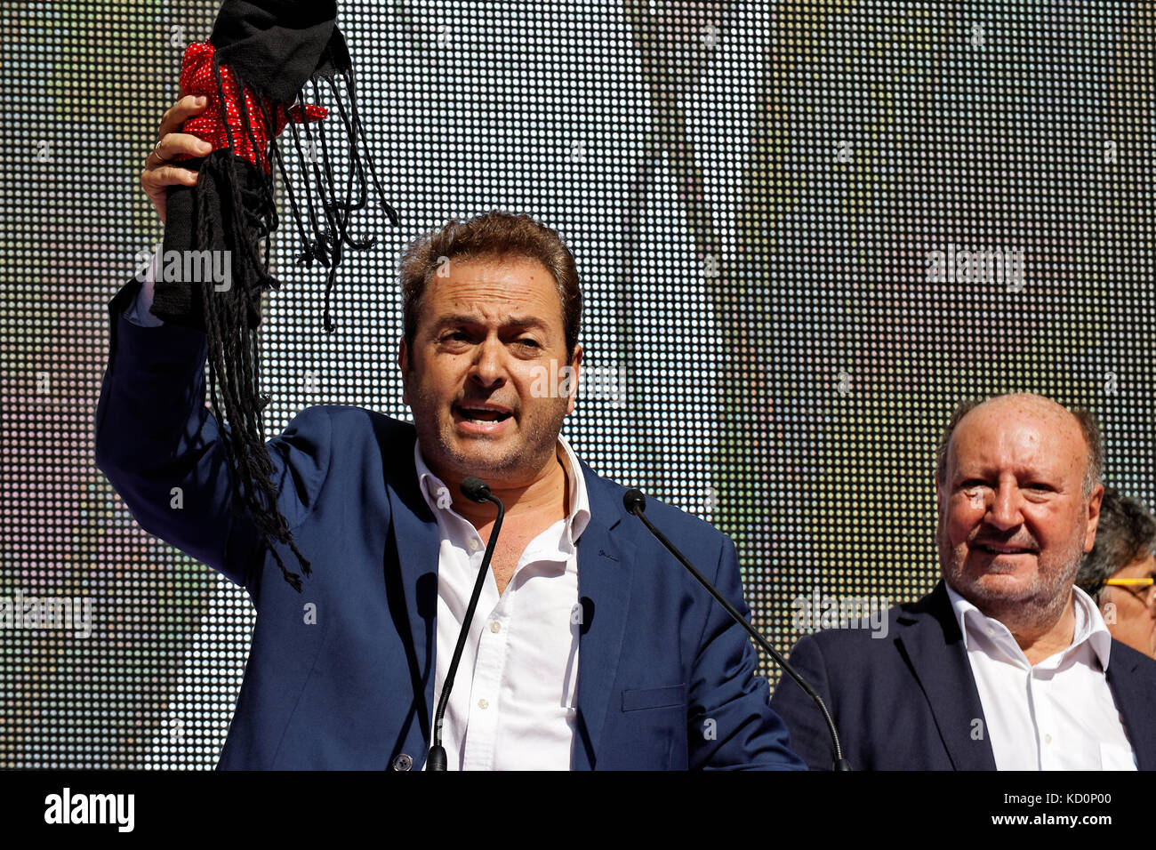 Barcelone, Catalogne, Espagne. Le 08 octobre 2017. Albert Castillon, un célèbre journaliste espagnol, tenant un discours devant des centaines de milliers de manifestants au cours de la loi principale. Des personnalités VIP, comme Josep Borell et Mario Vargas Llosa, Xavier Garcia Albiol, Ines Arrimadas et Albert Rivera à la loi principale de la loi anti-manifestation indépendantiste à Barcelone. Karl Burkhof/Alamy Live News Banque D'Images