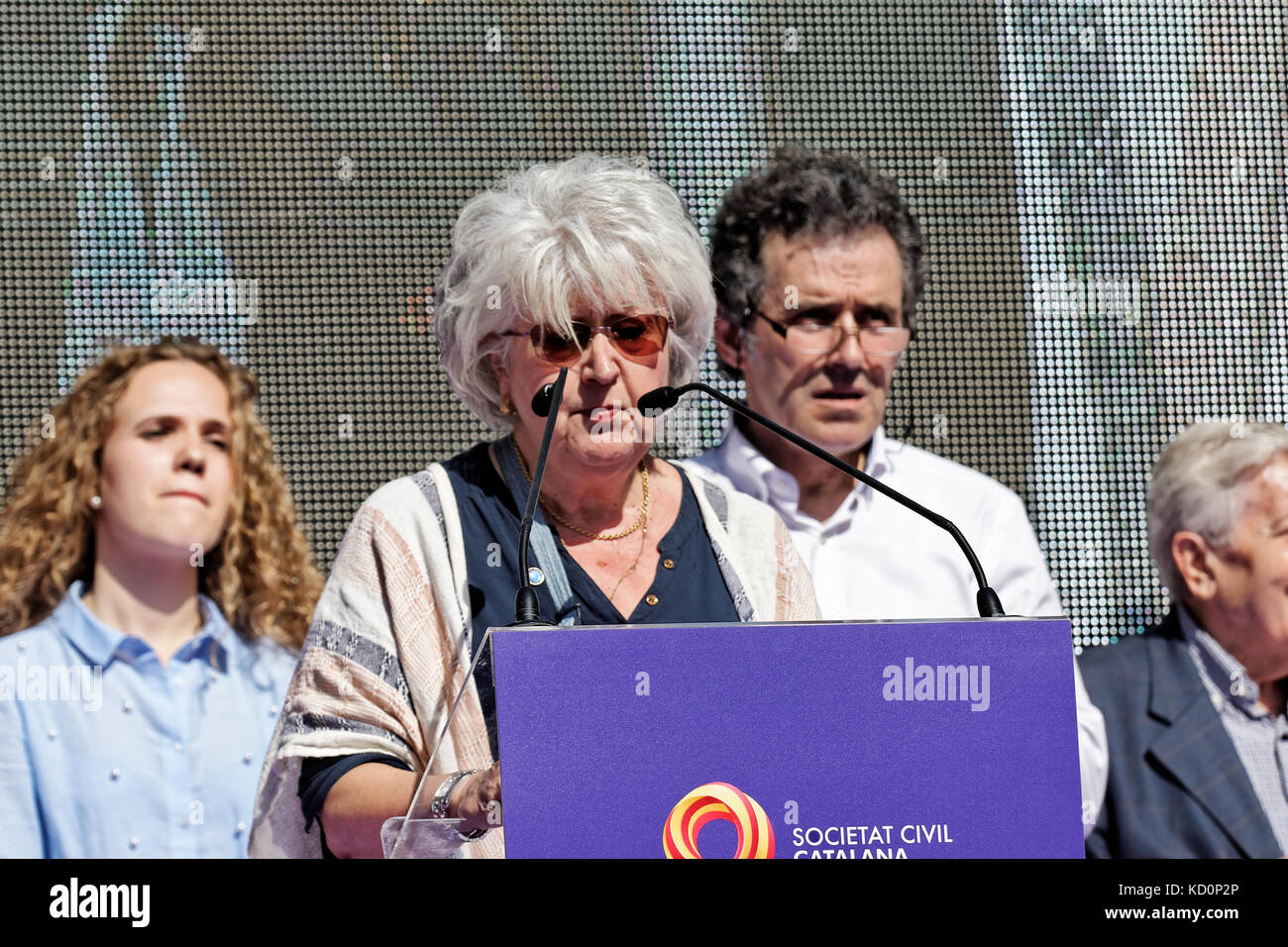 Barcelone, Catalogne, Espagne. Le 08 octobre 2017. Teresa Freixes, professeur de droit constitutionnel à l'UAB, Université Autonome de Barcelone, en tenant un discours devant des centaines de milliers de personnes. Des personnalités VIP, comme Josep Borell et Mario Vargas Llosa, Xavier Garcia Albiol, Ines Arrimadas et Albert Rivera à la loi principale de la loi anti-manifestation indépendantiste à Barcelone. Karl Burkhof/Alamy Live News Banque D'Images