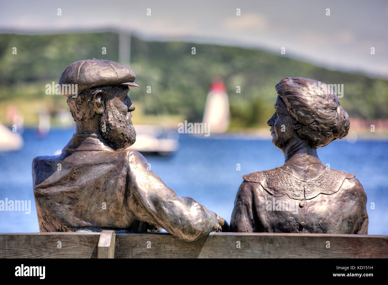 Statue de bronze d'Alexander Graham Bell et son épouse, Baddeck waterfront, Cape Breton, Nova Scotia Banque D'Images