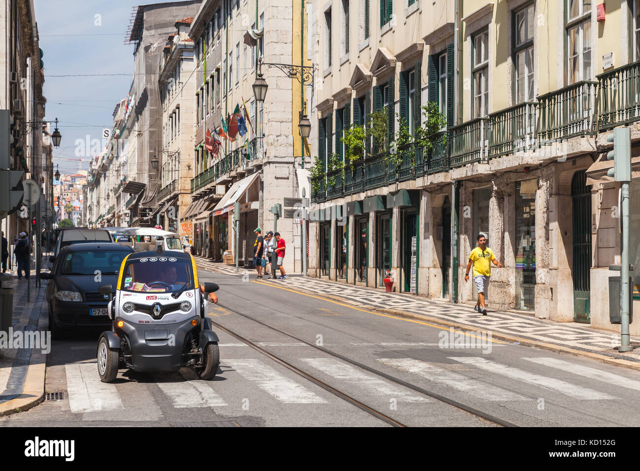 Lisbonne, Portugal - 12 août 2017 : Renault Z.E. voiture entièrement électrique se trouve dans la rue de Lisbonne en été Banque D'Images