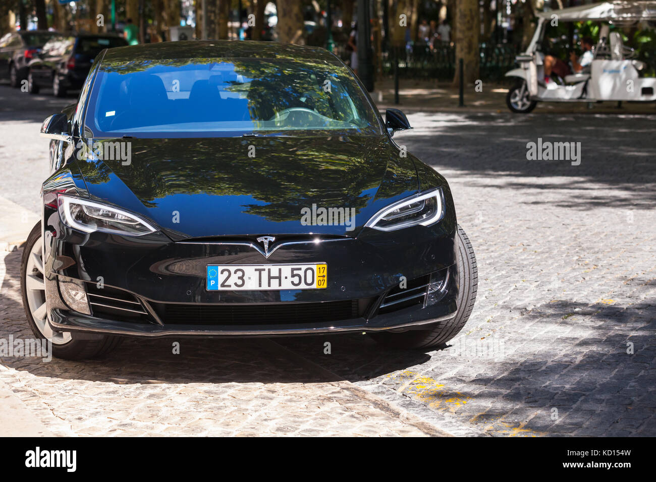 Lisbonne, Portugal - 16 août 2017 : noir tesla model s, plein de taille tous les cinq-porte électrique voiture, bateau liftback, produit par Tesla Motors Banque D'Images