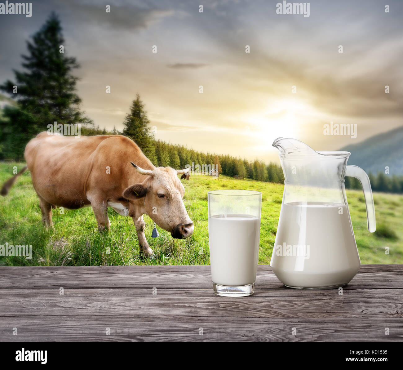 Lait dans le plats transparents sur une table en bois Banque D'Images