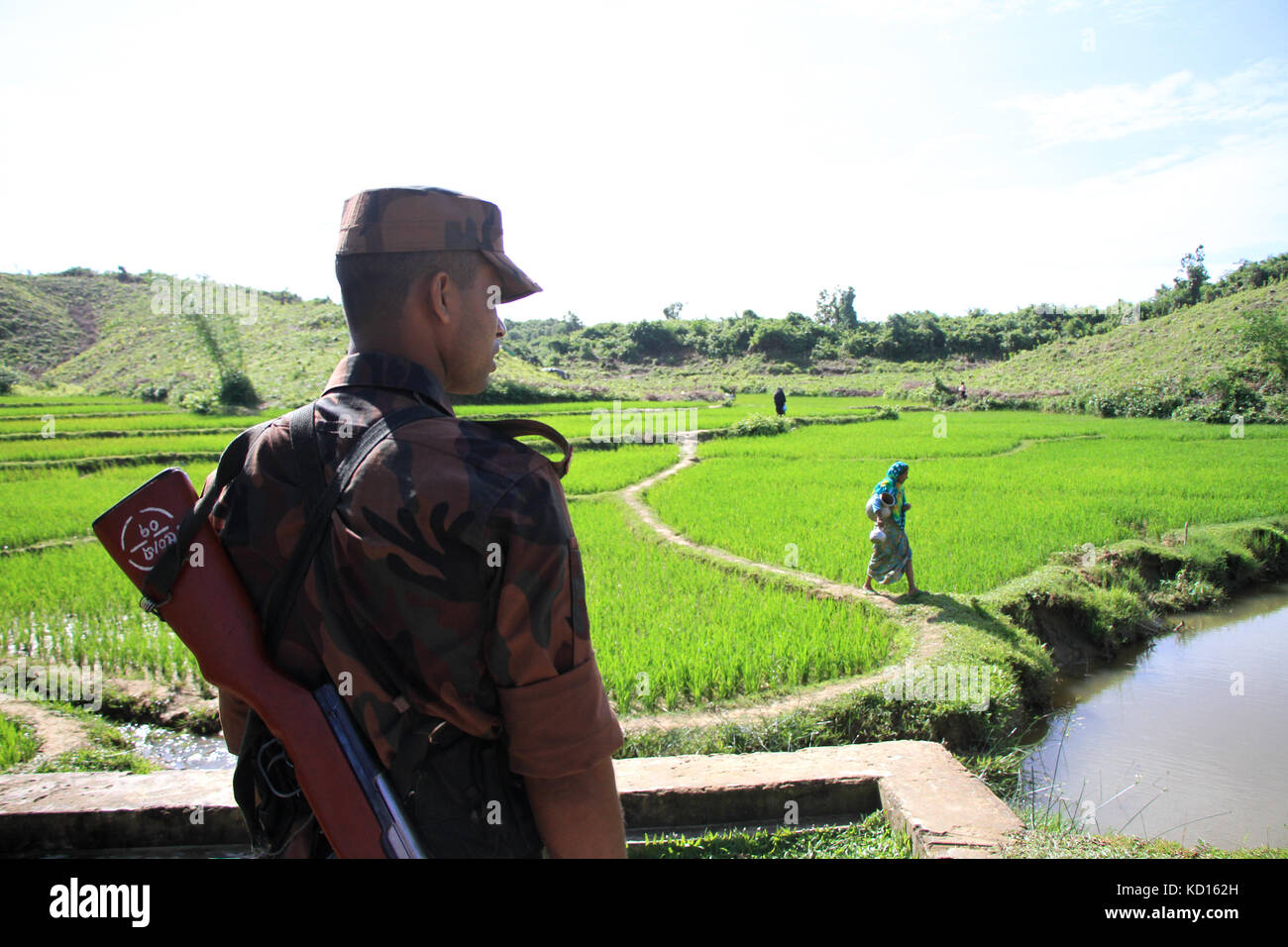 Le Bangladesh. Membre de BGB monte la garde pendant que les réfugiés Rohingya fuyant à Cox's Bazar, le Bangladesh. © Asad Rehman/Alamy Stock Photo Banque D'Images