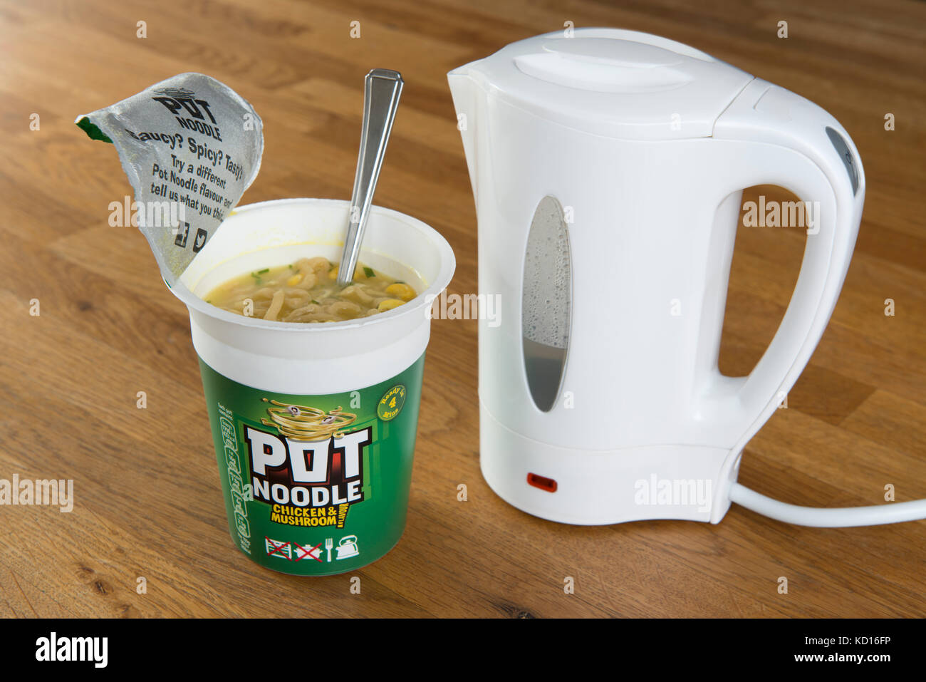 Un pot d'Unilever (poulet et nouilles saveur de champignon) en train d'être préparées à l'aide de l'eau bouillante d'une bouilloire (usage éditorial uniquement). Banque D'Images