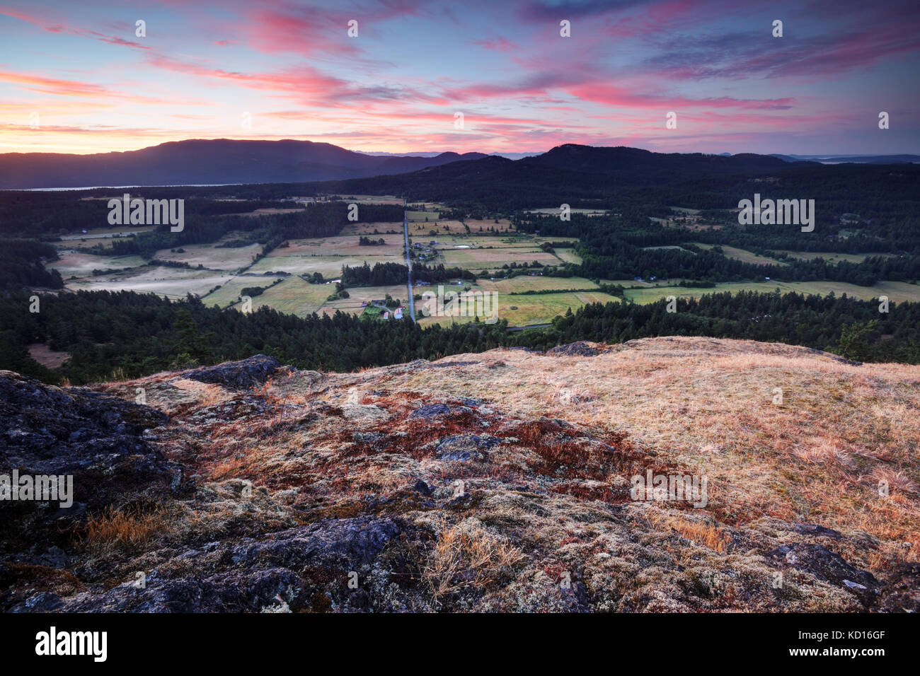 Le soleil se lève sur le Mont Constitution et la Crow Valley, vue depuis Ship Peak sur Turtleback Mountain, Orcas Island, Washington, États-Unis Banque D'Images