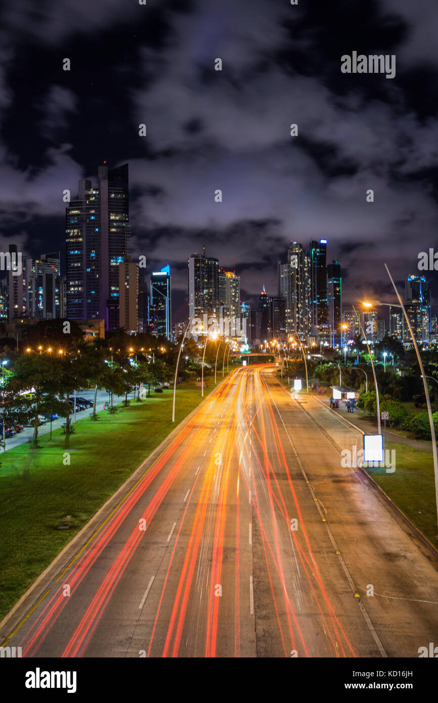 L'heure de pointe du trafic et gratte-ciel vu de cinta costera bayside road à Panama City Banque D'Images