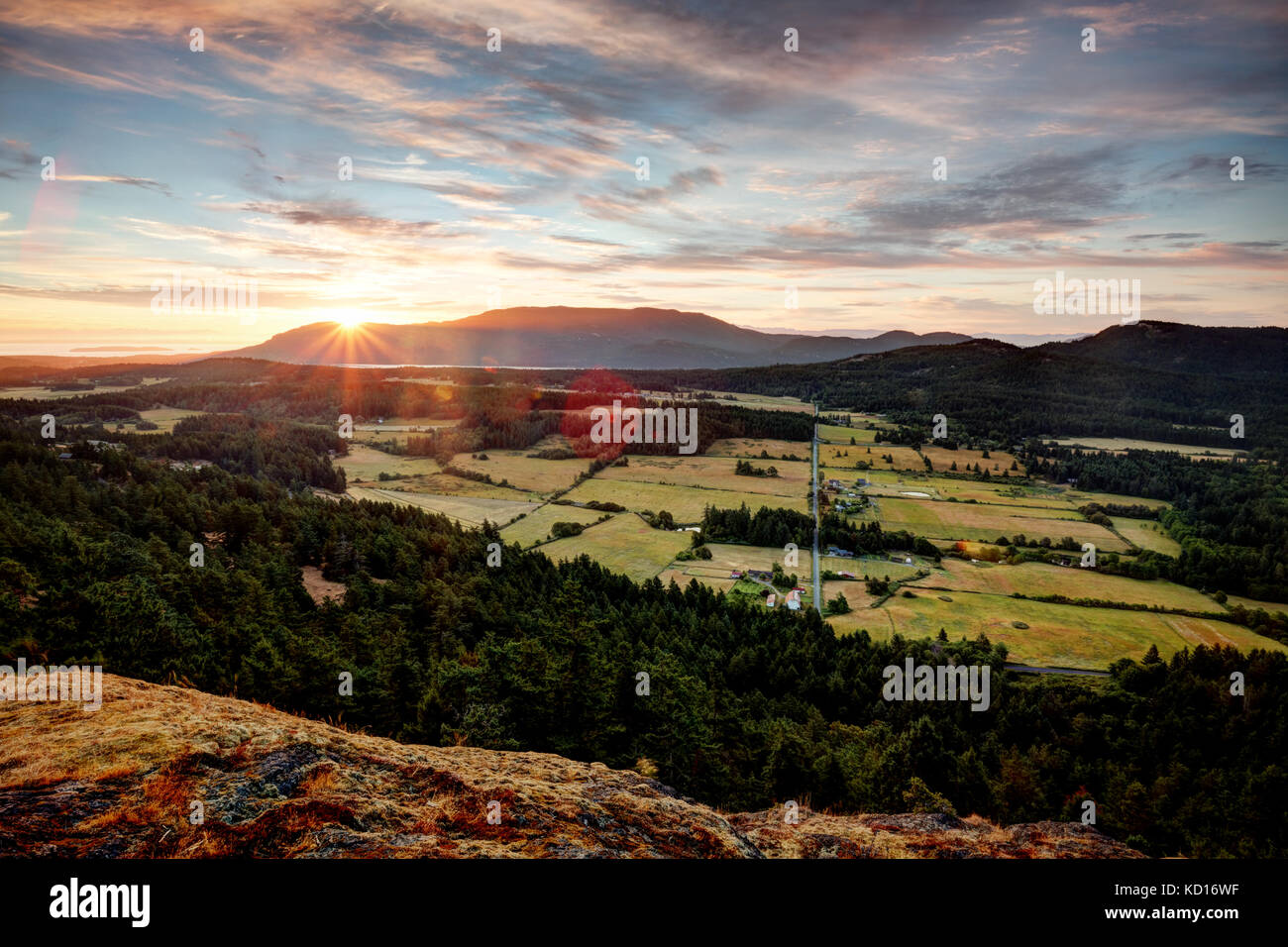 Le soleil se lève sur le Mont Constitution et la Crow Valley, vue depuis Ship Peak sur Turtleback Mountain, Orcas Island, Washington, États-Unis Banque D'Images
