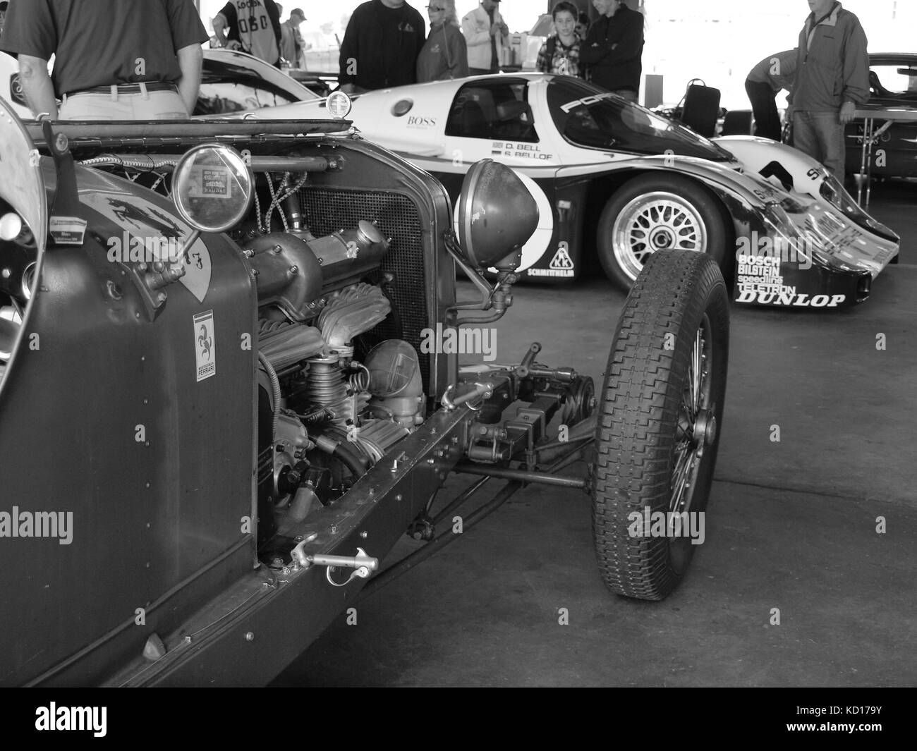 Vieille Alfa Romeo et nouvelle Porsche à Watkins Glen festival Grand Prix. Notez le logo Ferrari sur l'Alfa. Banque D'Images