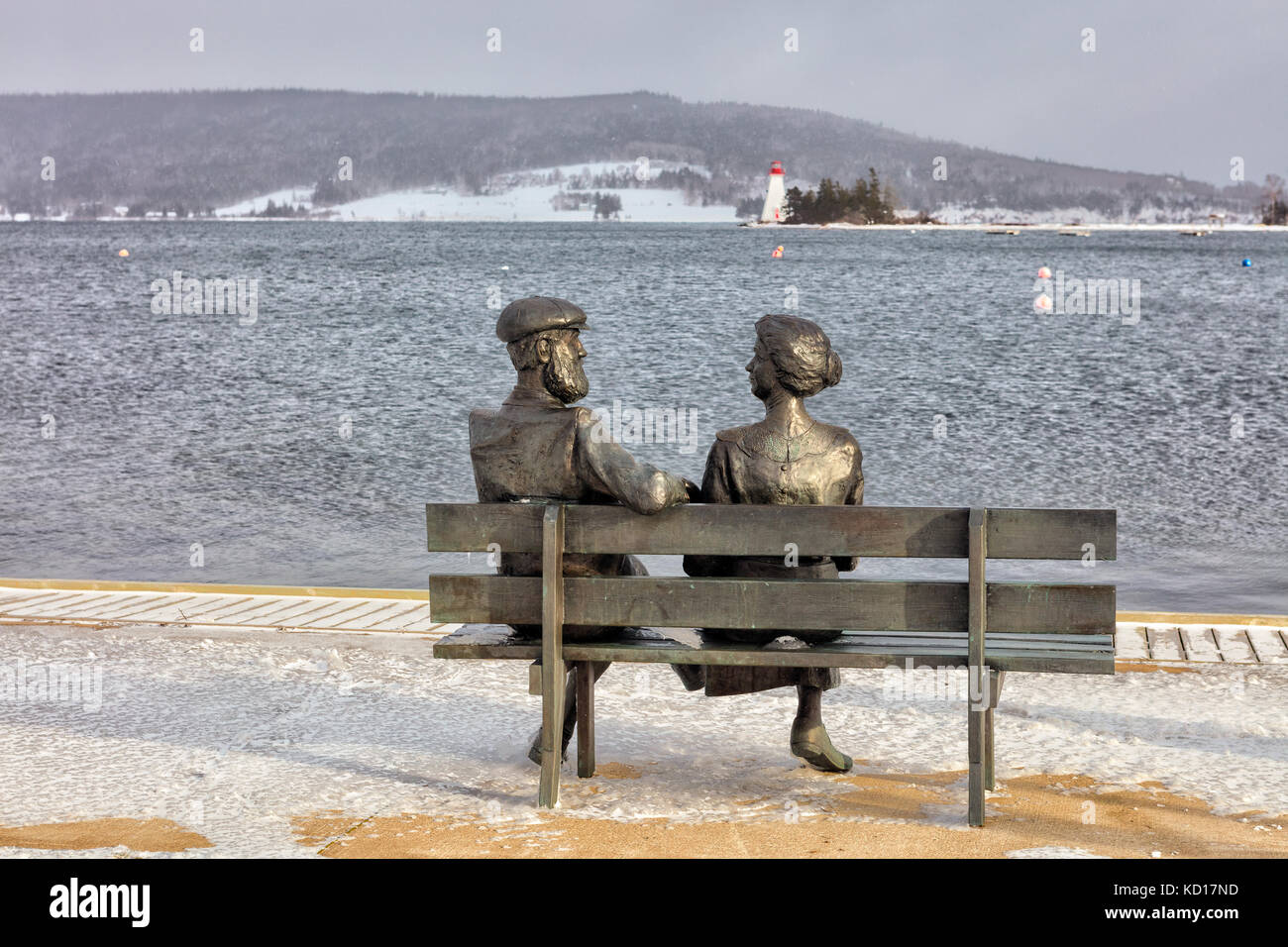 Statue d'Alexandre Graham Bell et sa femme en hiver, Baddeck, Cap-Breton, Nouvelle-Écosse, Canada Banque D'Images