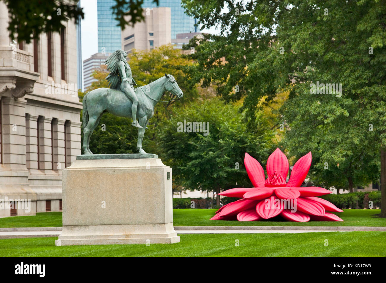 Motif devant le Musée des beaux-arts comprend une statue en bronze par le sculpteur Cyrus Edwin Dallin intitulée "Appel au Grand Esprit', et un rouge lumineux, gonflable fleur de lotus par artiste Choi Jeong-hwa. Boston, Massachussets, Etats-Unis Banque D'Images