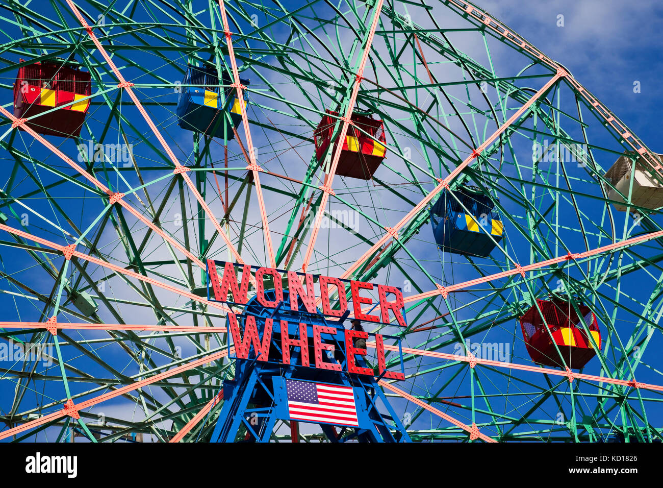 Construit en 1920 par la Grande Roue excentrique, la société Wonder Wheel est situé à Deno's Amusement Park à Coney Island, Brooklyn, New York City, New York, U.S.A. Banque D'Images