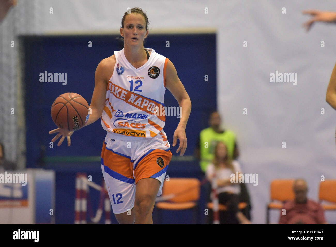 Cercola, Italie. 05Th oct, 2017. La garde de naples christina jillian harmon en action pendant le championnat de série a italienne de basket-ball féminin de la saison régulière contre napoli givova mapei saces reyer venezia. match se termine 48-51 pour l'équipe de reyer venezia. crédit : Paola visone/pacific press/Alamy live news Banque D'Images