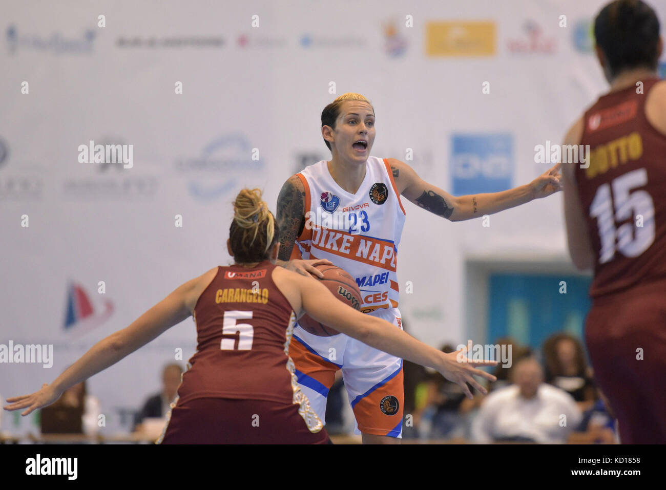 Cercola, Italie. 05Th oct, 2017. La garde de naples ann jacqueline gemelos en action pendant le championnat de série a italienne de basket-ball féminin de la saison régulière contre napoli givova mapei saces reyer venezia. match se termine 48-51 pour l'équipe de reyer venezia. crédit : Paola visone/pacific press/Alamy live news Banque D'Images