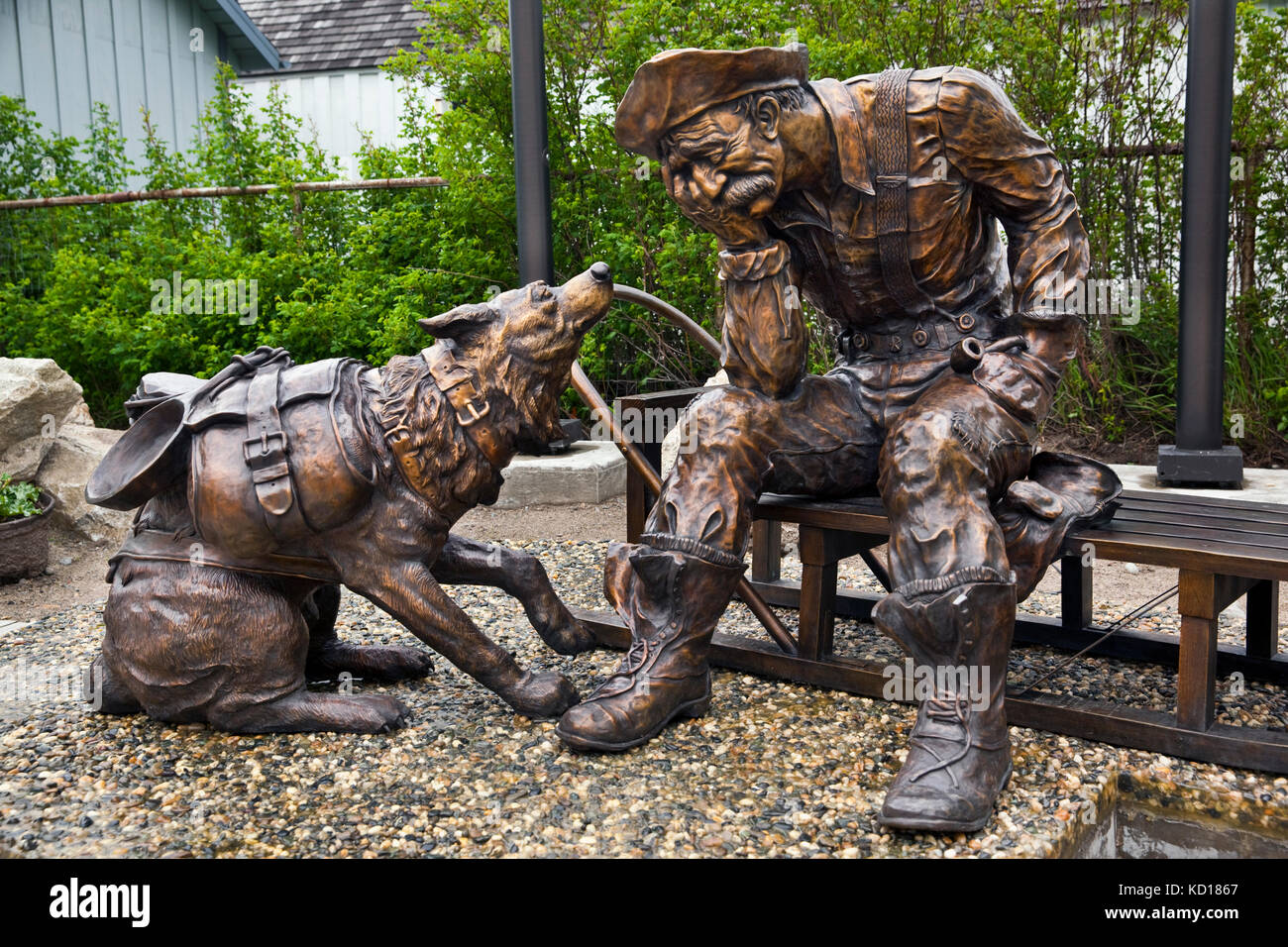 L'homme et le chien de bronze faisant partie d'une installation extérieure intitulée "tonne de marchandises", commémorant la ruée vers l'or. Artiste : Peter Lucchetti, Klondike Gold Rush National Historical Park, Skagway, Alaska, États-Unis d'Amérique Banque D'Images