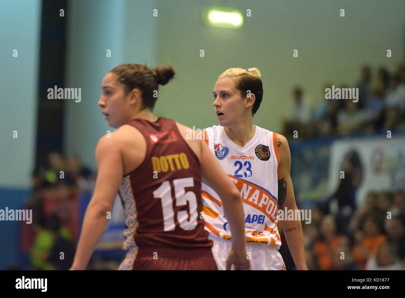 Cercola, Italie. 05Th oct, 2017. La garde de naples ann jacqueline gemelos en action pendant le championnat de série a italienne de basket-ball féminin de la saison régulière contre napoli givova mapei saces reyer venezia. match se termine 48-51 pour l'équipe de reyer venezia. crédit : Paola visone/pacific press/Alamy live news Banque D'Images