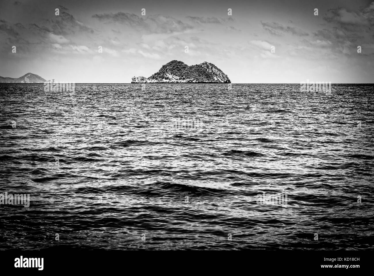 Vieille photo noir et blanc de la petite île dans la mer à mu ko ang thong national marine park, province de Surat Thani, Thaïlande Banque D'Images