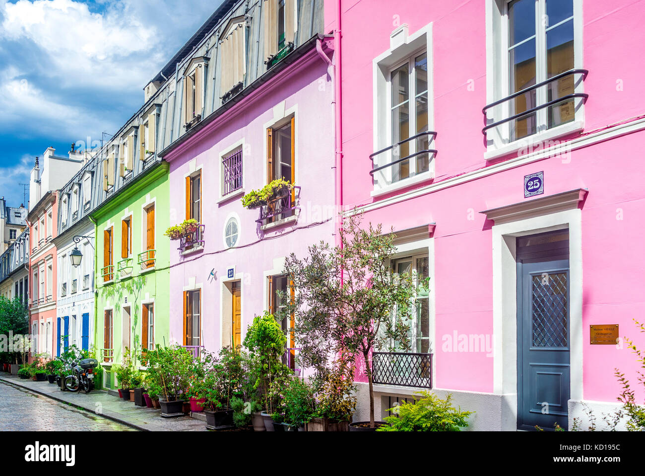 La rue Cremieux colorée à Paris, France. Cette charmante rue est située dans le 12ème arrondissement, entre la rue de Lyon et la rue de Bercy. Banque D'Images