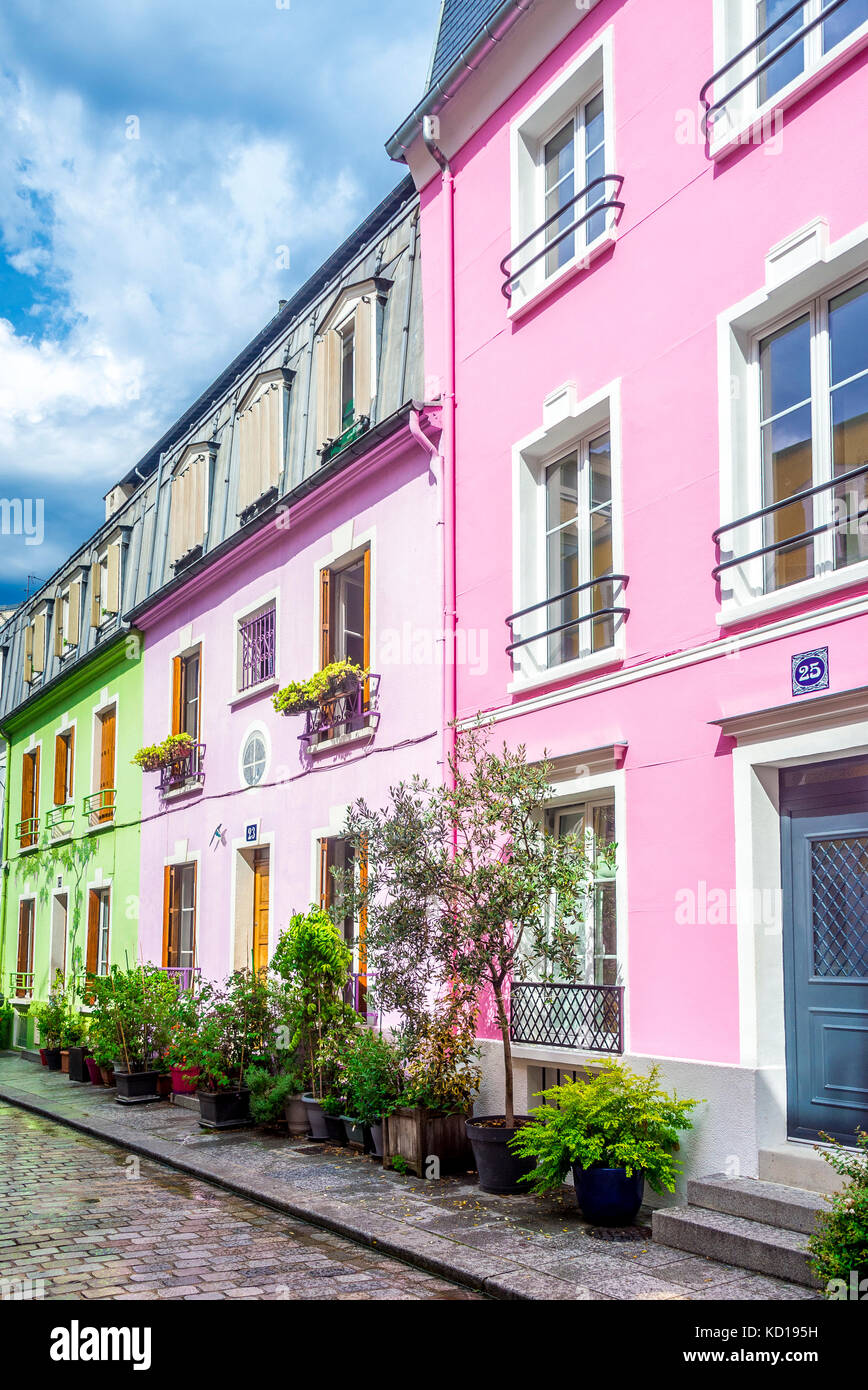 La rue Cremieux colorée à Paris, France. Cette charmante rue est située dans le 12ème arrondissement, entre la rue de Lyon et la rue de Bercy. Banque D'Images