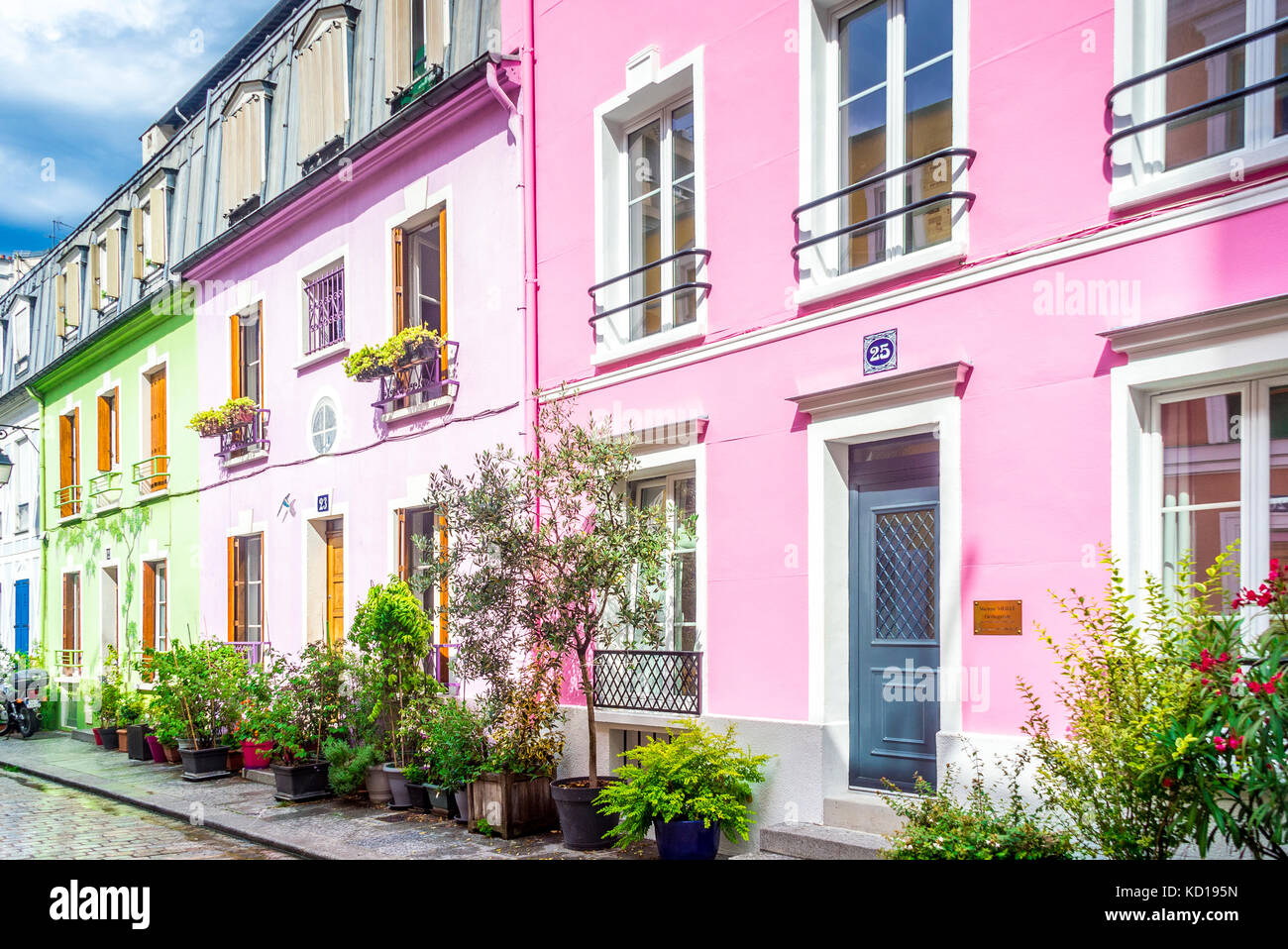 La rue Cremieux colorée à Paris, France. Cette charmante rue est située dans le 12ème arrondissement, entre la rue de Lyon et la rue de Bercy. Banque D'Images