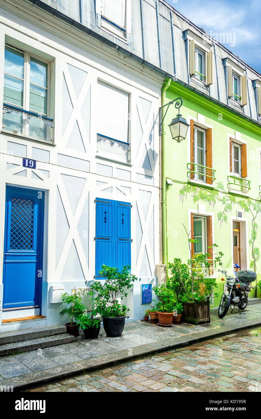 La rue Cremieux colorée à Paris, France. Cette charmante rue est située dans le 12ème arrondissement, entre la rue de Lyon et la rue de Bercy. Banque D'Images