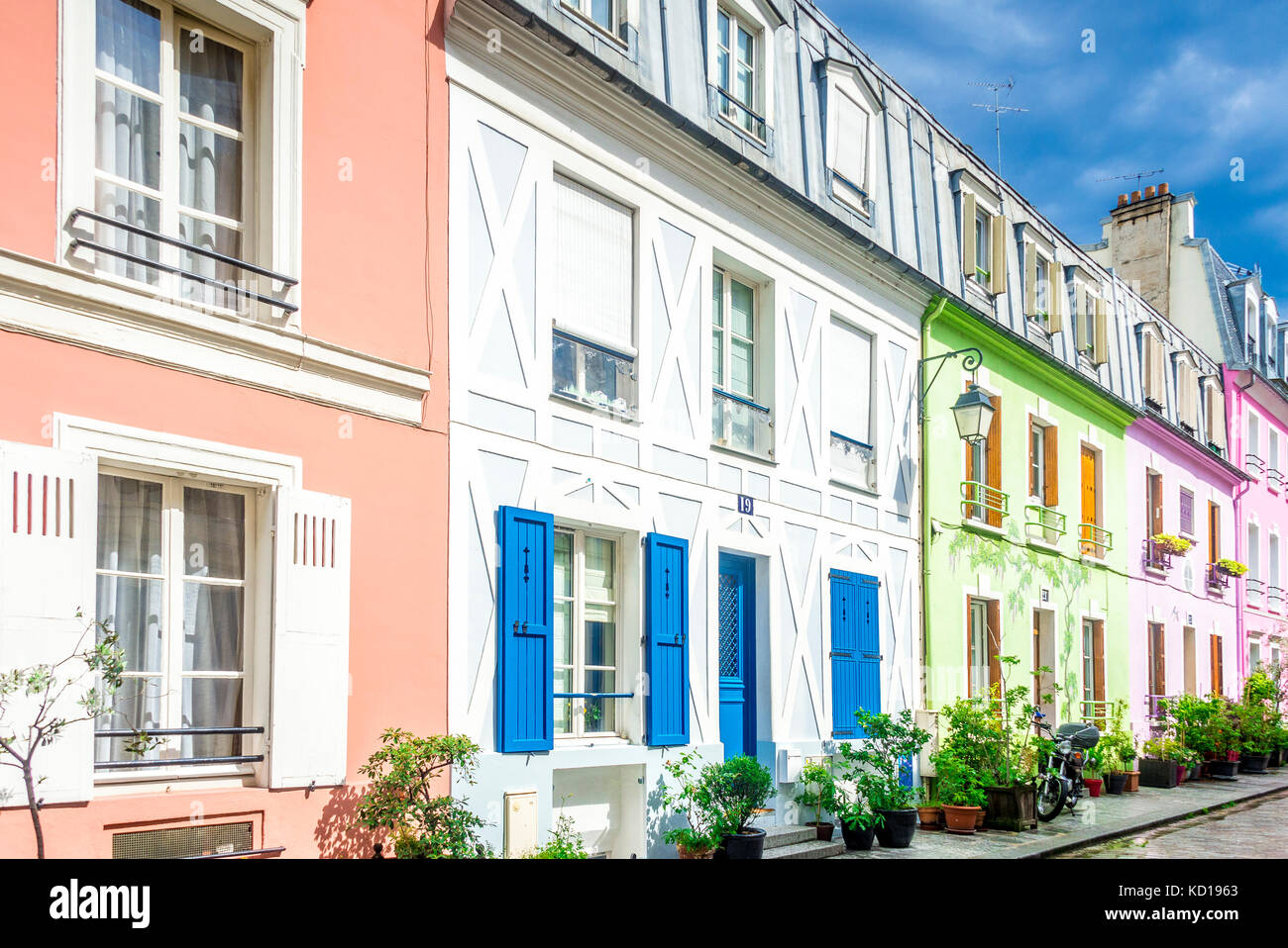 La rue Cremieux colorée à Paris, France. Cette charmante rue est située dans le 12ème arrondissement, entre la rue de Lyon et la rue de Bercy. Banque D'Images