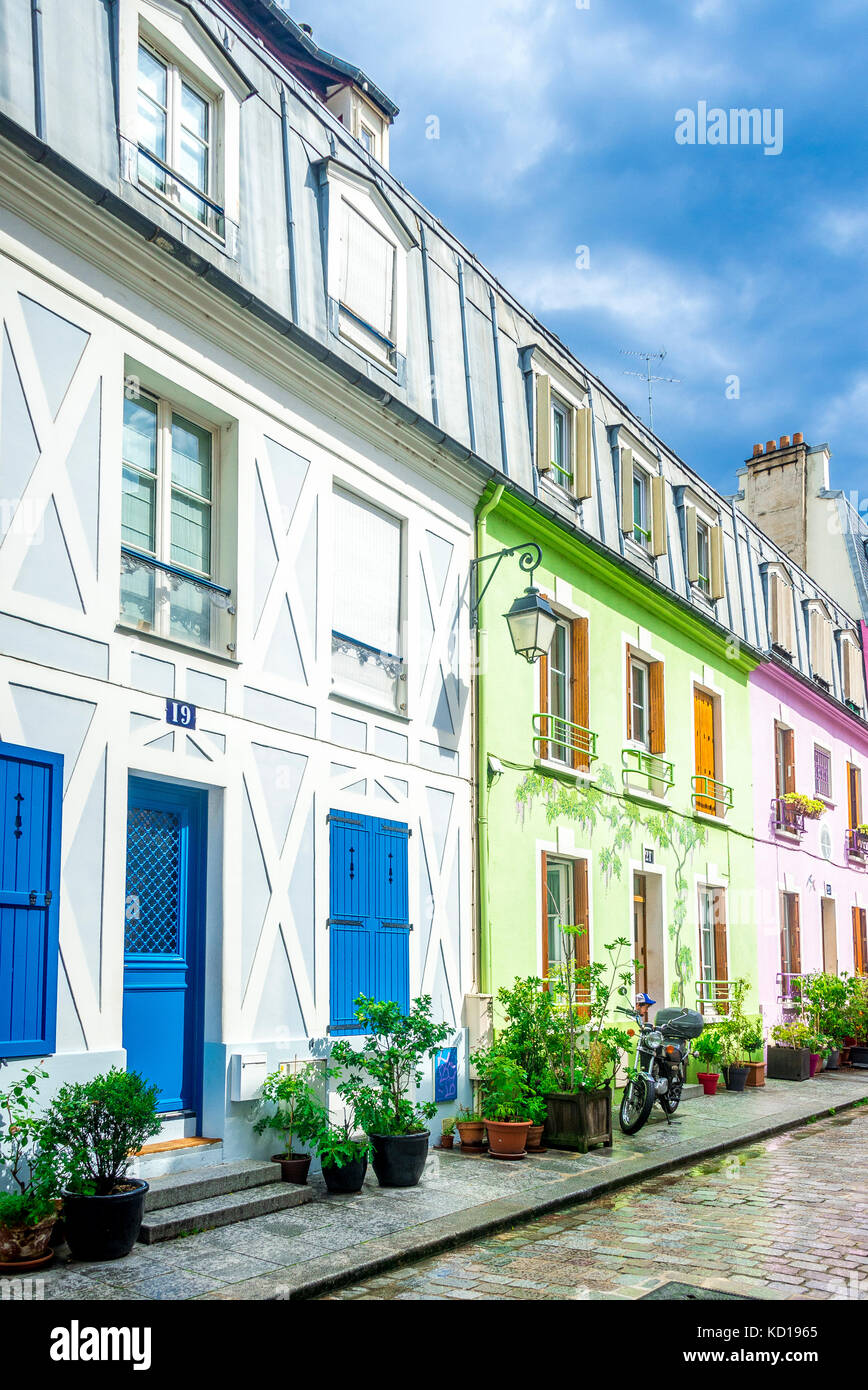 La rue Cremieux colorée à Paris, France. Cette charmante rue est située dans le 12ème arrondissement, entre la rue de Lyon et la rue de Bercy. Banque D'Images