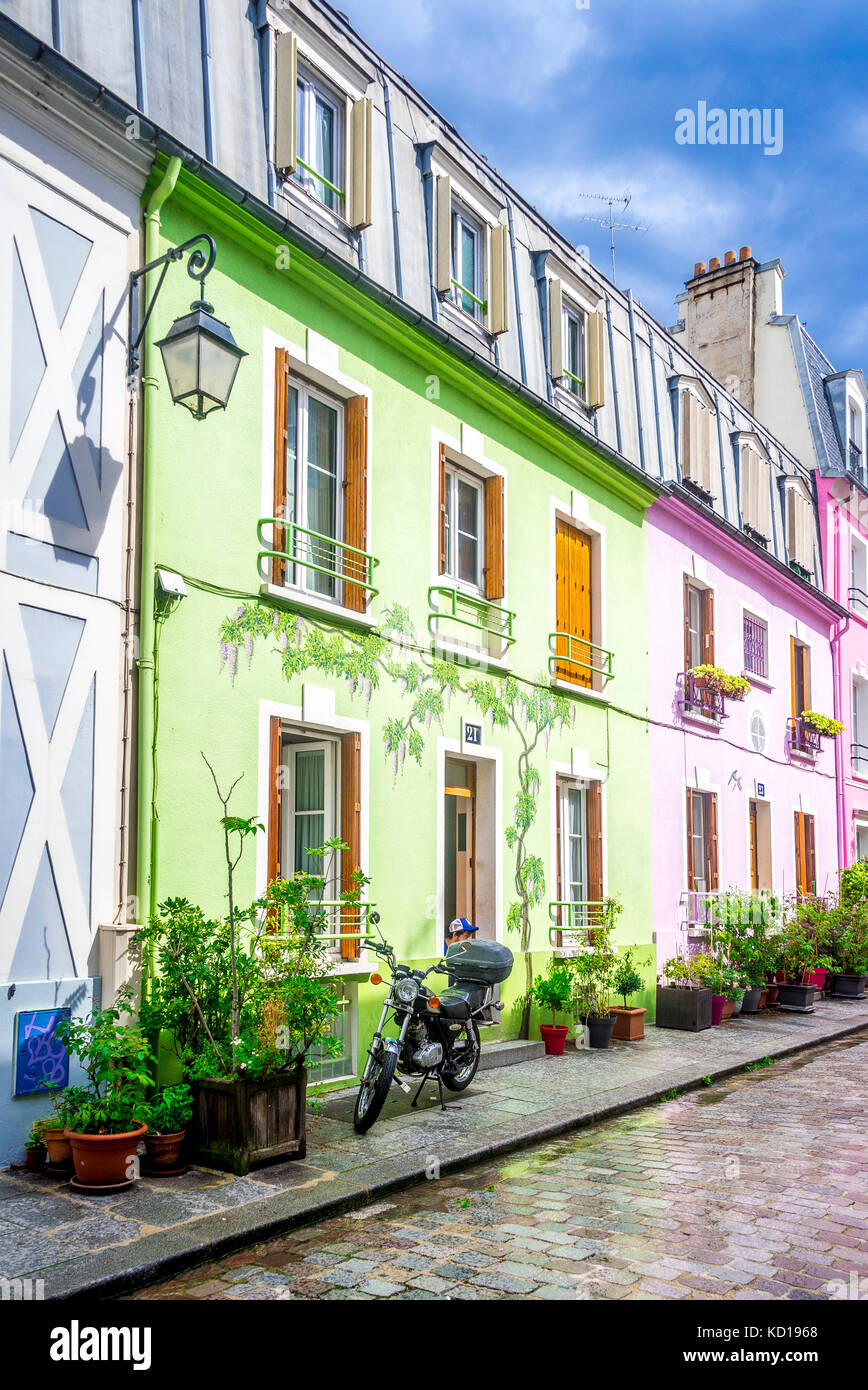 La rue Cremieux colorée à Paris, France. Cette charmante rue est située dans le 12ème arrondissement, entre la rue de Lyon et la rue de Bercy. Banque D'Images