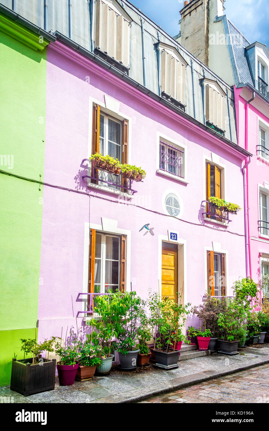 La rue Cremieux colorée à Paris, France. Cette charmante rue est située dans le 12ème arrondissement, entre la rue de Lyon et la rue de Bercy. Banque D'Images