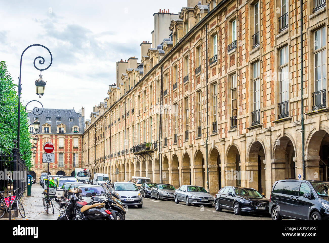 La Place des Voges, à l'origine La Place Royale, est la plus ancienne place planifiée de Paris, en France. Situé dans le quartier du Marais, il est populaire auprès des habitants. Banque D'Images