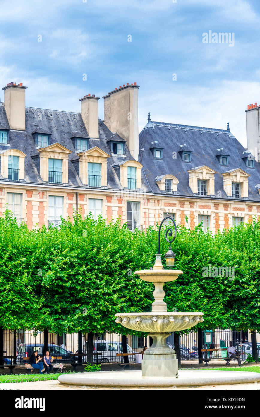 La Place des Voges, à l'origine La Place Royale, est la plus ancienne place planifiée de Paris, en France. Situé dans le quartier du Marais, il est populaire auprès des habitants. Banque D'Images