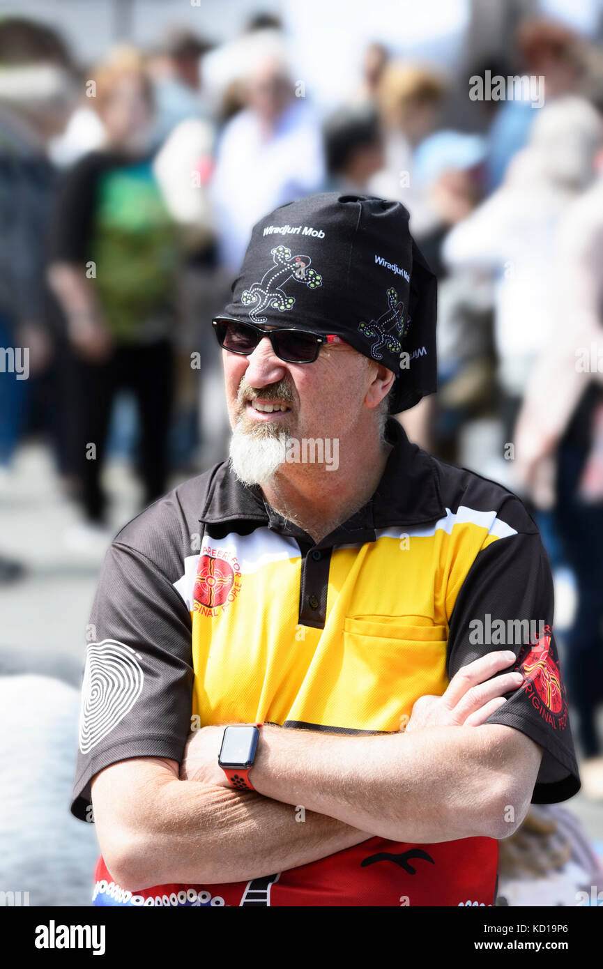 Portrait d'un homme âgé, les bras croisés et le port de couvre-chef, lunettes de soleil et un goatie blanc Banque D'Images