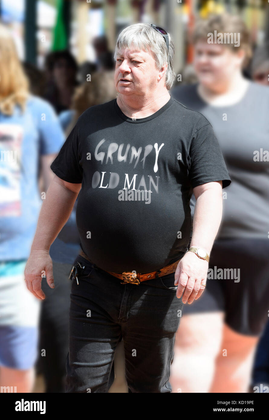 Portrait d'un homme portant un t-shirt noir avec l'inscription Grumpy Old Man Banque D'Images