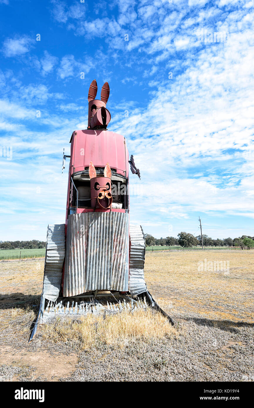 Le Grand kangourou est une sculpture faite à partir de la ferraille, une caisse de wagon et gallons pour de l'esprit de la Terre Festival, Lockhart, Nouvelle Galles du Sud, Banque D'Images