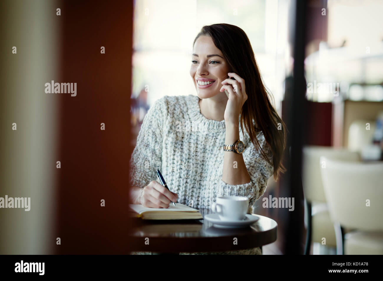 Belle et magnifique femme parlant au téléphone Banque D'Images