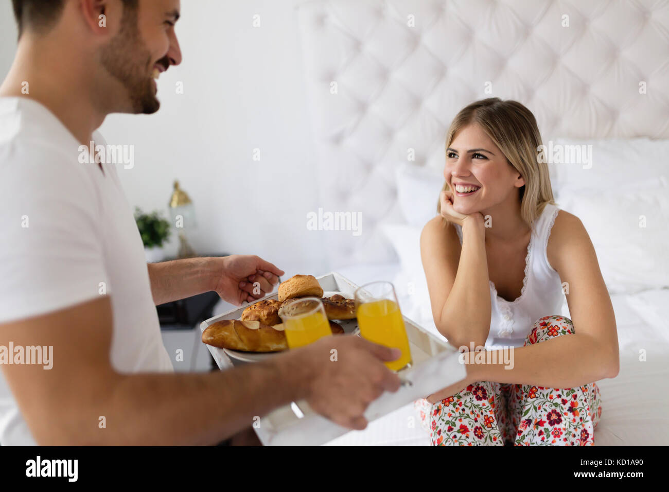 Mari Femme romantique se réveiller avec un petit déjeuner au lit Banque D'Images