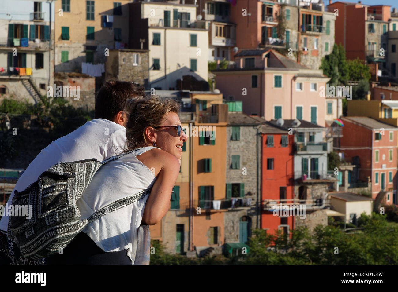 CORNIGLIA, Italie, le 3 juin, 2017 : un jeune couple admire une vue romantique sur le Parc National des Cinque Terre sur la Riviera italienne. Les Cinque Terre sont Banque D'Images