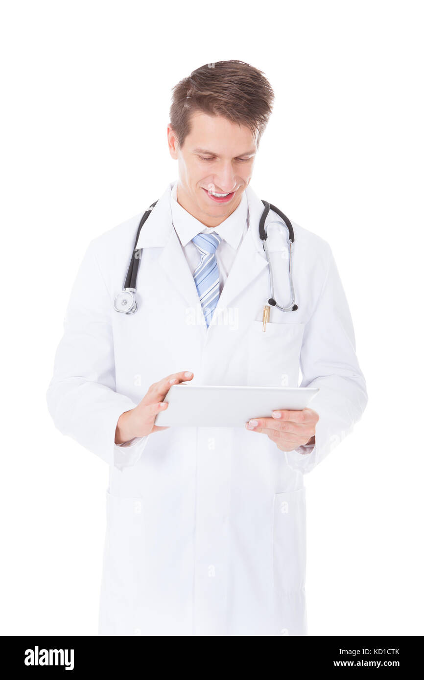 Portrait d'un jeune homme médecin using digital tablet over white background Banque D'Images