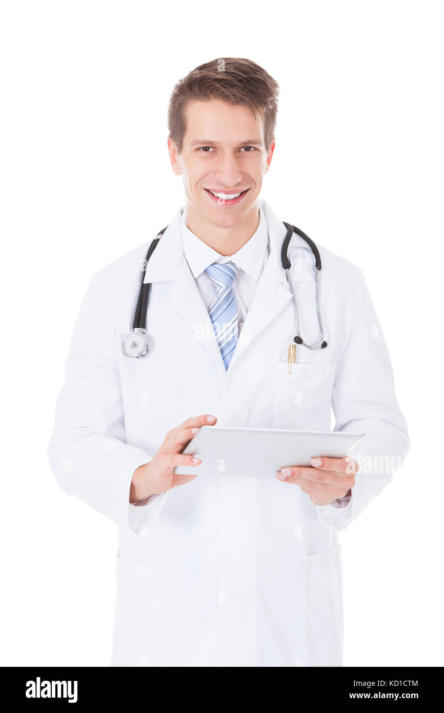 Portrait d'un jeune homme médecin using digital tablet over white background Banque D'Images