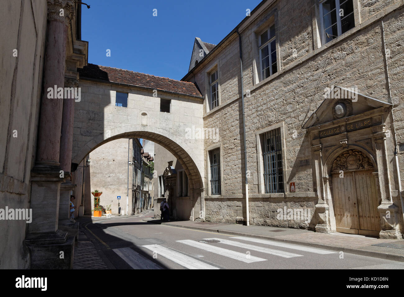 DOLE, France, 25 mai 2017 : rue College de l'Arc, à Dole Banque D'Images