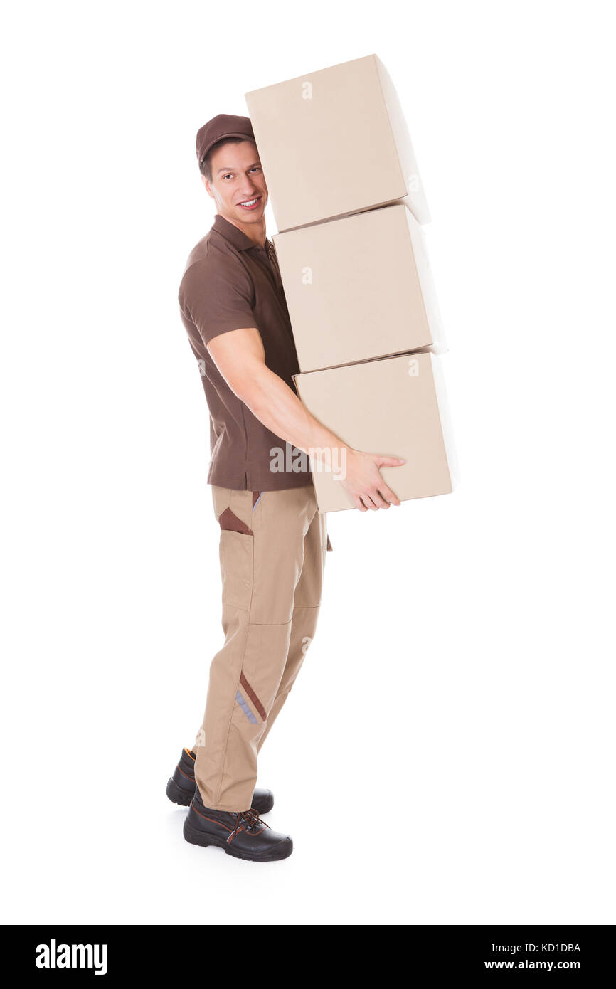 Beau Delivery Man Carrying pile de boîtes de carton sur fond blanc Banque D'Images