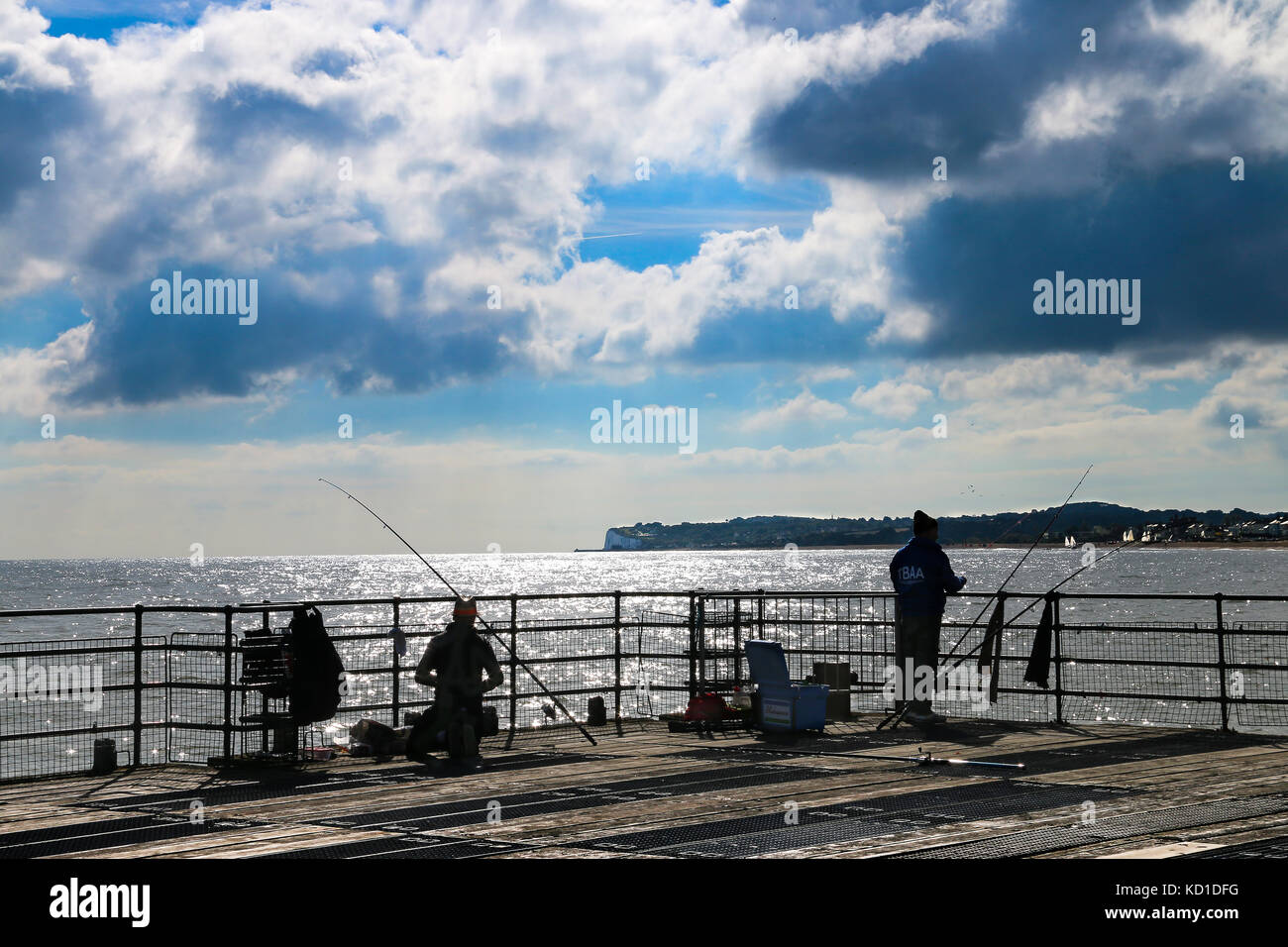 Trio de pêcheurs sur deal pier Banque D'Images