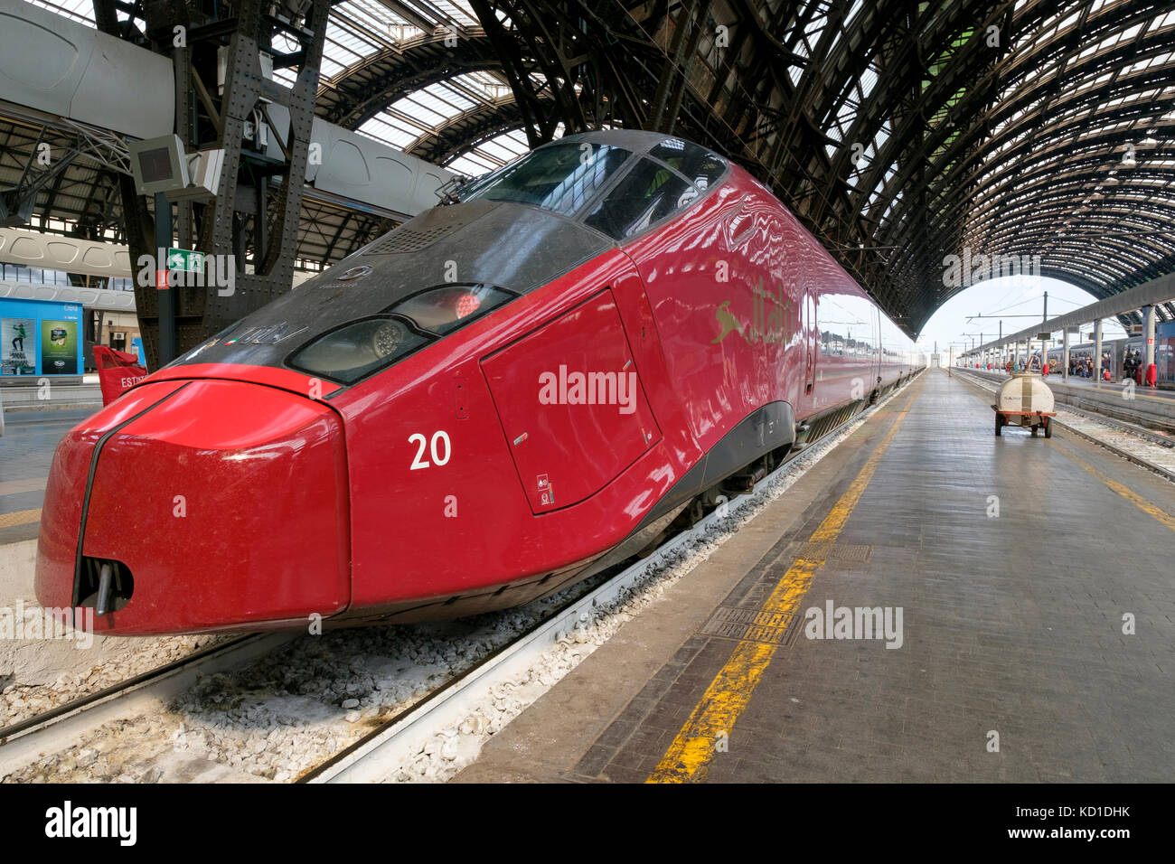 NTV (Nuovo Trasporto Viaggiatori) train voyageurs à grande vitesse, en attente d'être monté à bord de la gare centrale de Milan, Milan, Italie Banque D'Images