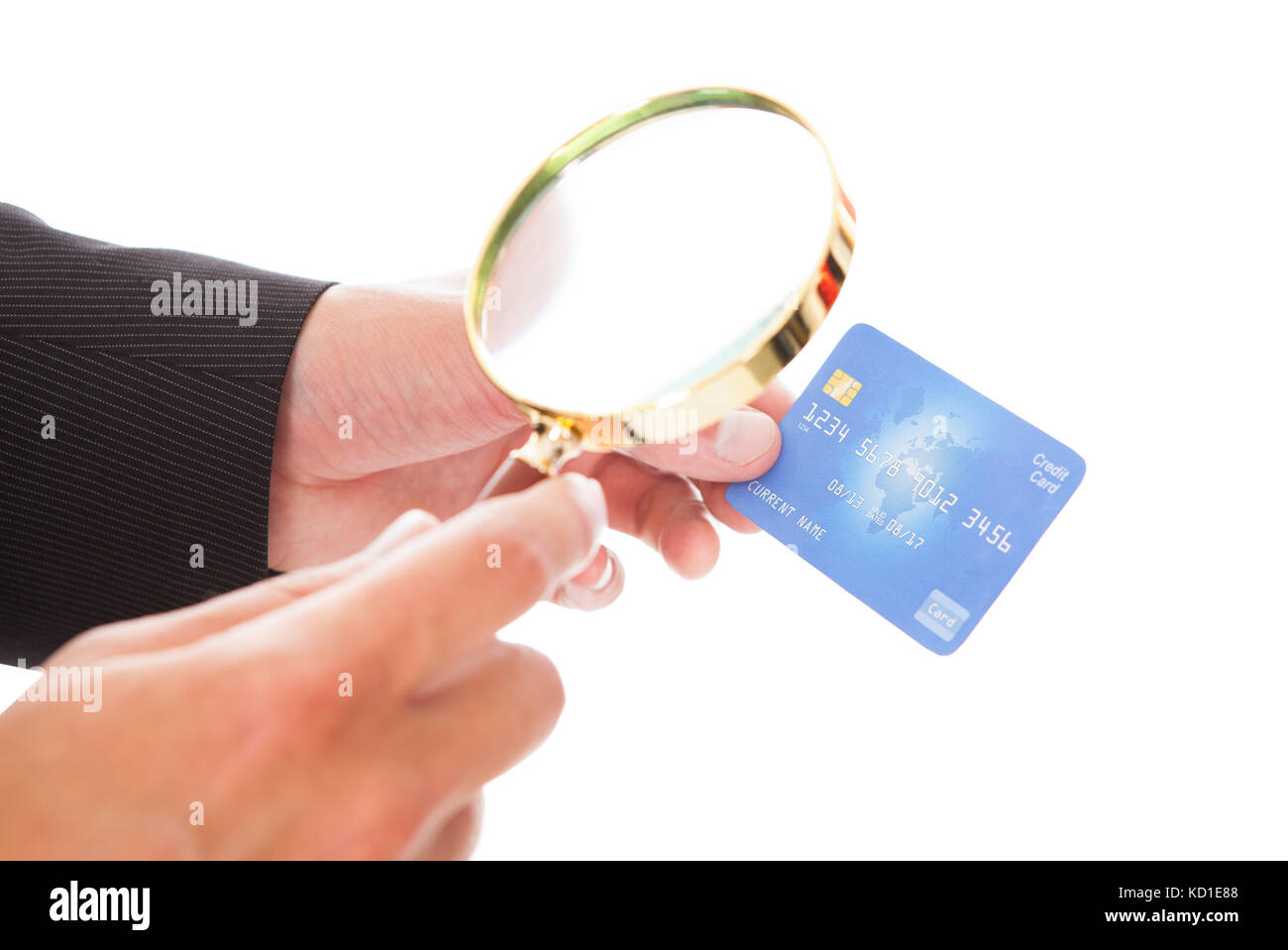 Close-up de l'homme à la recherche de carte de crédit par le biais de loupe sur fond blanc Banque D'Images