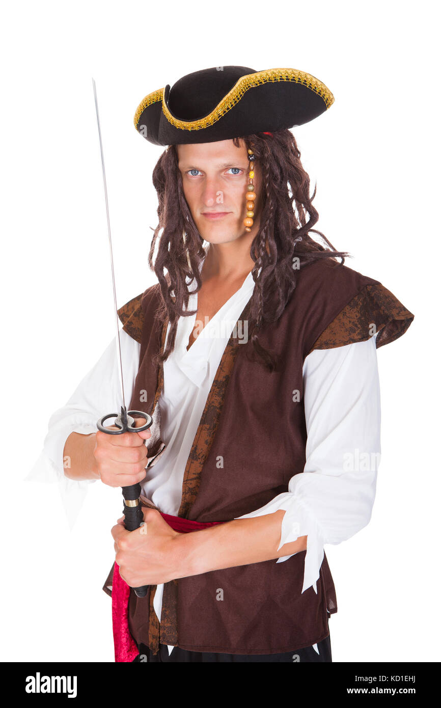 Portrait d'un jeune pirate tenant un sabre sur fond blanc Banque D'Images