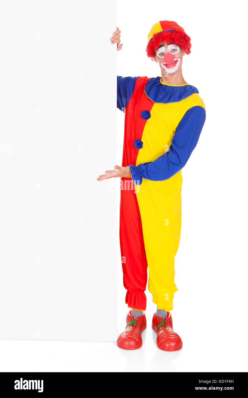 Portrait Of A Happy Joker Holding Blank Placard sur fond blanc Banque D'Images