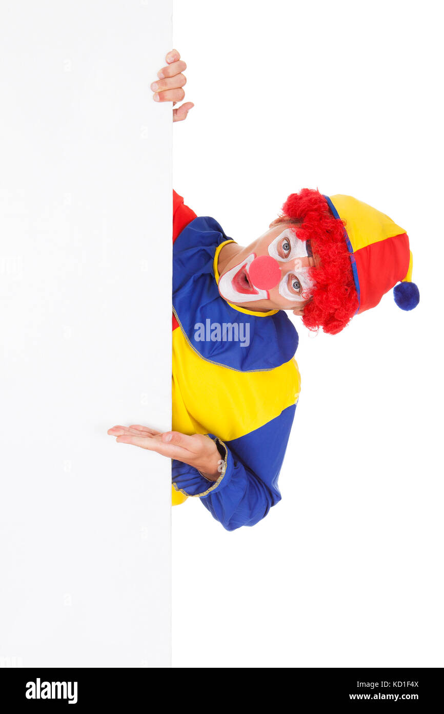 Portrait Of A Happy Joker Holding Blank Placard sur fond blanc Banque D'Images