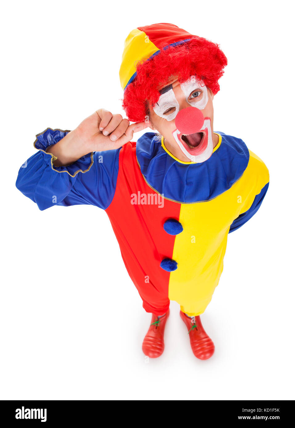 Portrait d'un clown en insérant doigt dans oreille sur fond blanc Banque D'Images